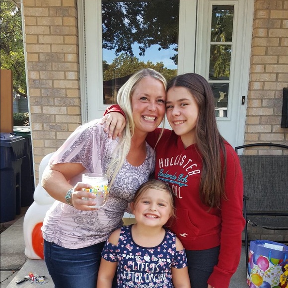 Meet your Posher, Colleen - Picture 2 of 2